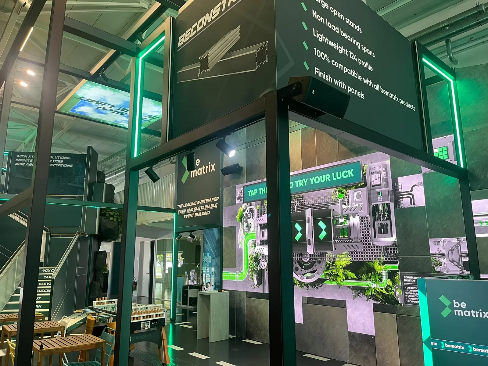 Showroom BeMatrix met speaker en ledwand