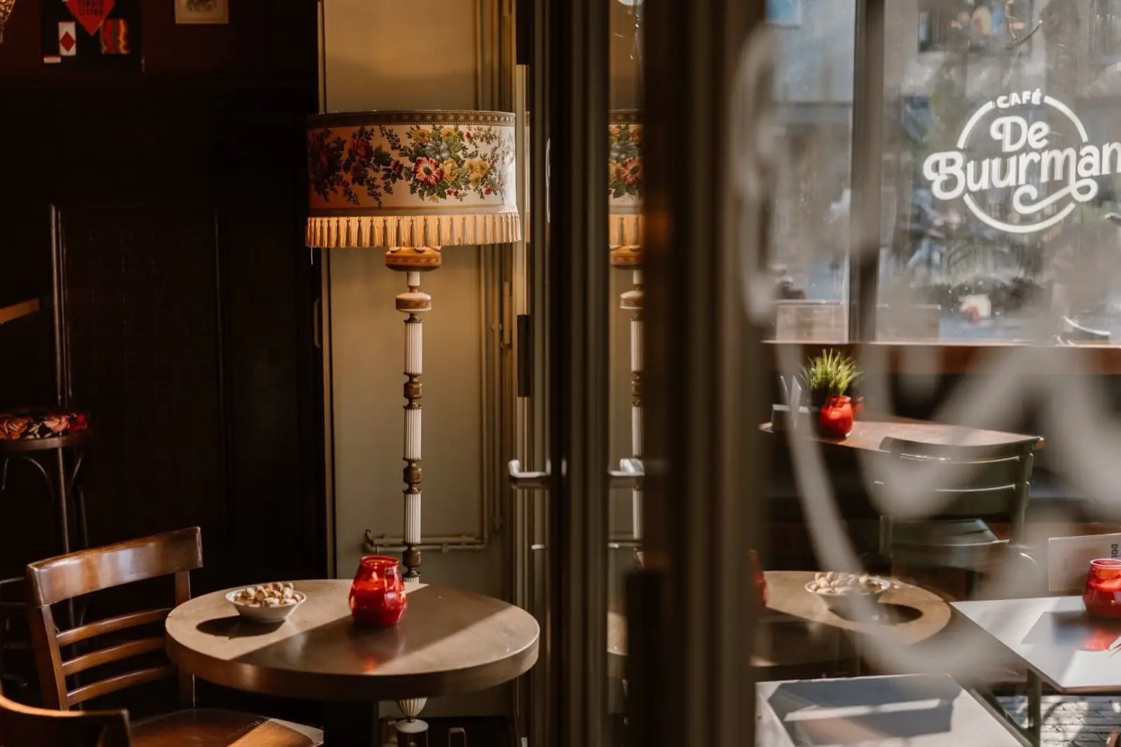 Café de Buurman, met het logo op het raam